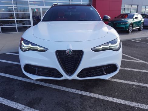 Used 2024 Alfa Romeo Stelvio Veloce image 3