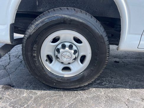 Used 2018 Chevrolet Express 3500 w/ Driver Convenience Package image 42