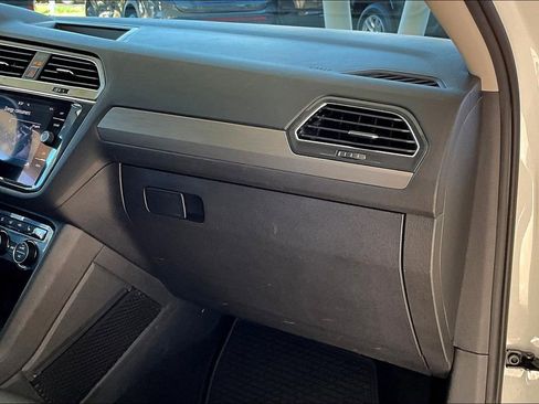 Used 2018 Volkswagen Tiguan SE w/ Panoramic Sunroof Package image 16