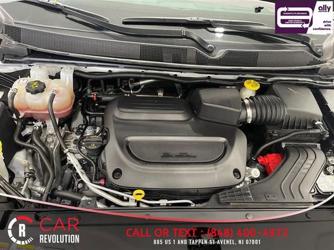 Used 2023 Chrysler Pacifica Touring-L FWD image 11