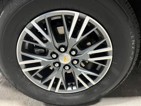 Used 2025 Chevrolet Traverse LT image 41