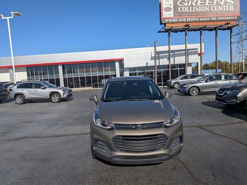 Used 2022 Chevrolet Trax LT w/ Sport Edition image 3