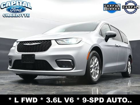 Used 2023 Chrysler Pacifica Touring-L FWD image 21