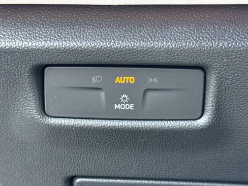Certified 2025 Volkswagen Tiguan SE AWD/4WD image 32