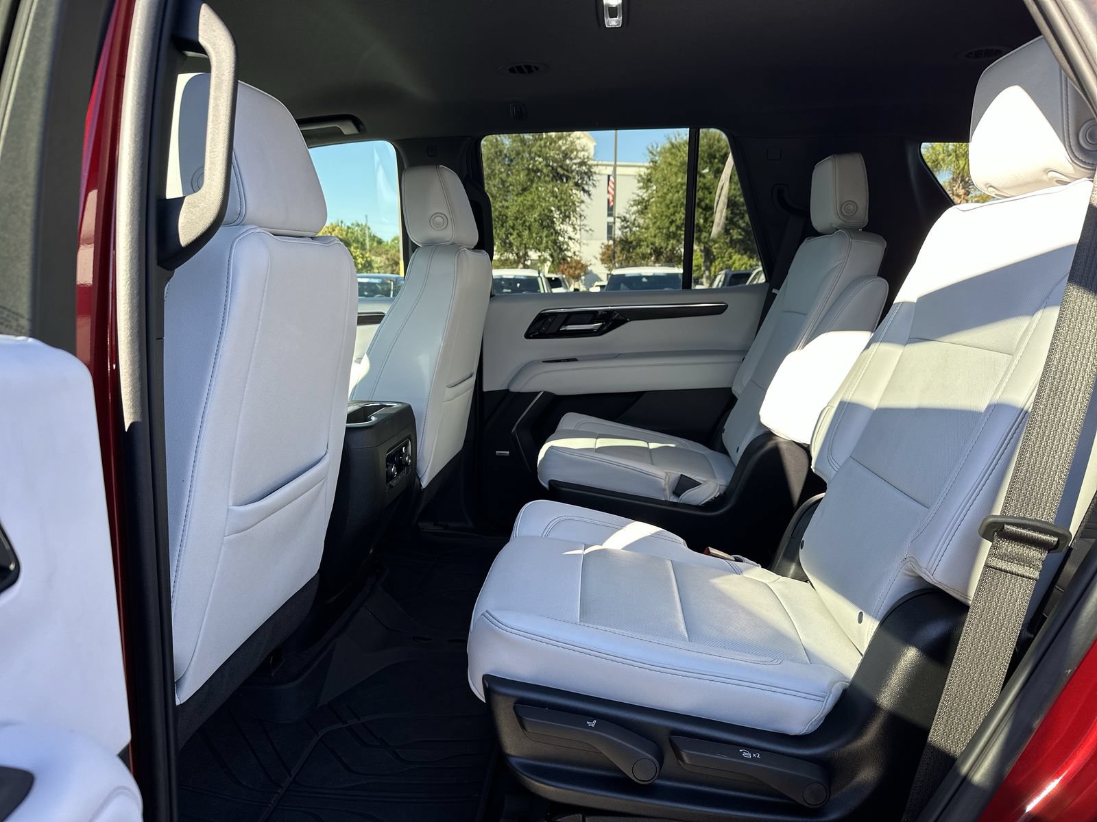 Used 2025 Chevrolet Tahoe Premier AWD/4WD image 31