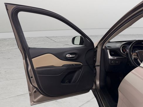 Used 2016 Jeep Cherokee Limited image 17