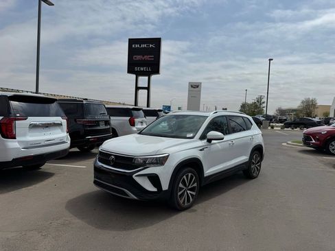 Used 2022 Volkswagen Taos SE w/ Panoramic Sunroof Package FWD image 1