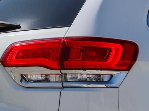Used 2019 Jeep Grand Cherokee Laredo RWD image 10