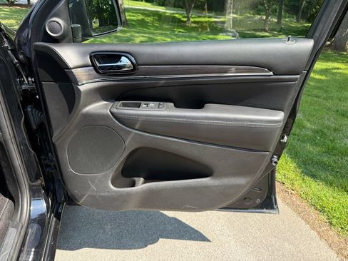 Used 2019 Jeep Grand Cherokee Overland AWD/4WD image 42