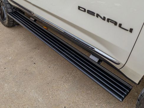 Used 2025 GMC Yukon Denali Ultimate w/ LPO, Floor Liner Package AWD/4WD image 12