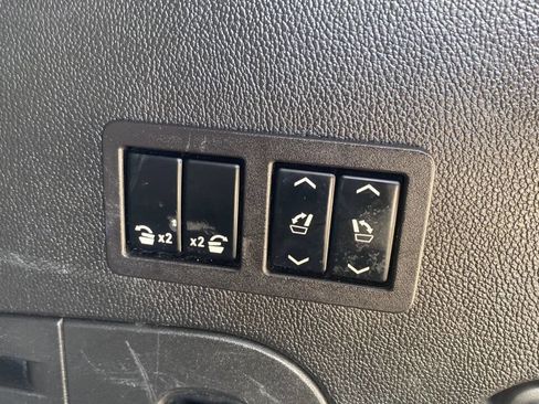 Used 2018 Chevrolet Tahoe Premier AWD/4WD image 35