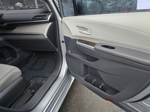 Certified 2023 Toyota Sienna LE image 12