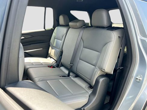 Used 2024 Chevrolet Traverse LT FWD image 24