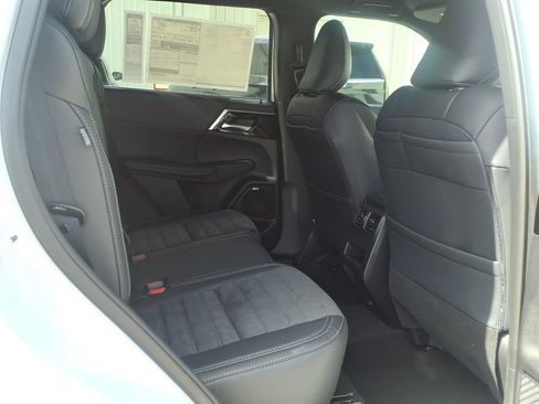 Used 2026 Mitsubishi Outlander LE FWD image 12