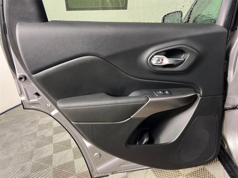 Used 2019 Jeep Cherokee Limited w/ Luxury Group image 23