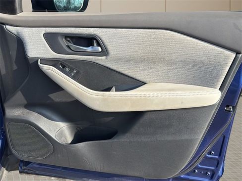 Used 2023 Nissan Rogue SV image 37