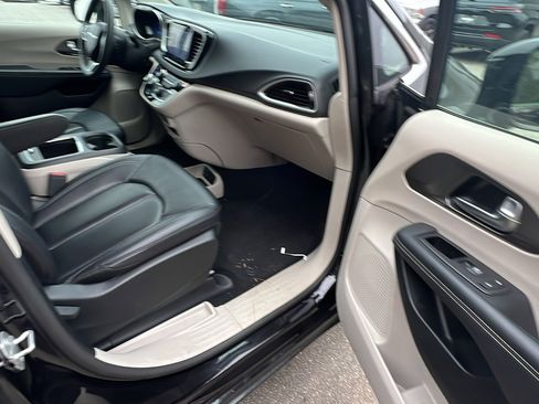 Used 2024 Chrysler Pacifica Touring-L image 19