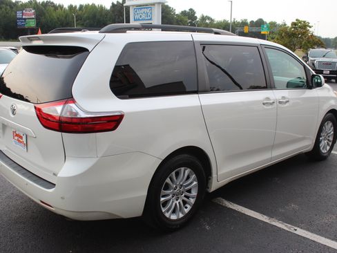 Used 2017 Toyota Sienna XLE w/ XLE Navigation Package FWD image 6