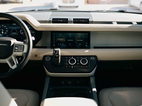 Used 2020 Land Rover Defender 110 SE image 7