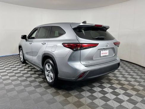 Used 2022 Toyota Highlander LE FWD image 19