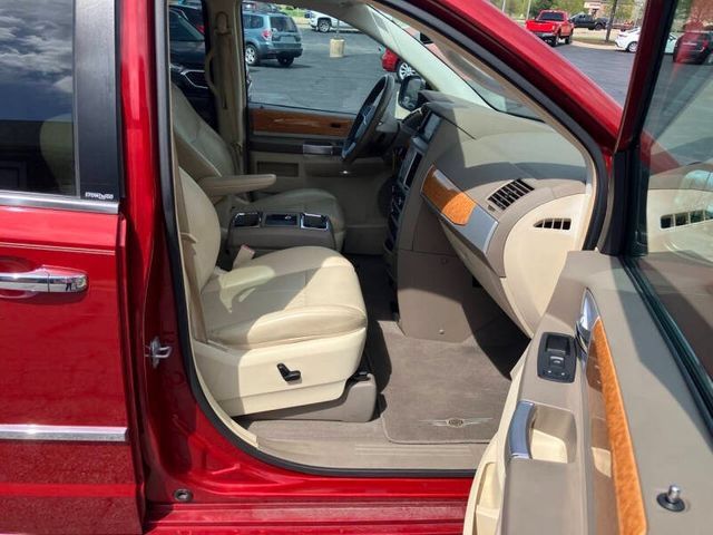Used 2009 Chrysler Town & Country Limited w/ Entertainment Group #3 FWD image 25
