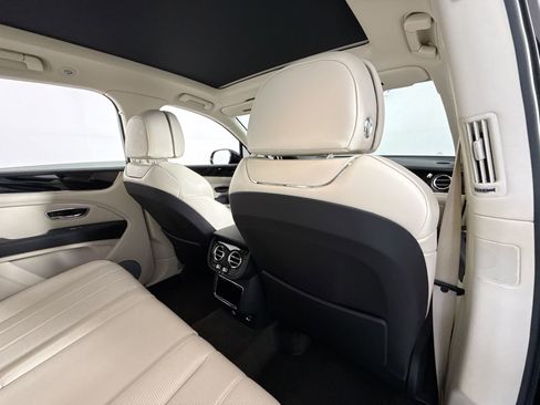 Used 2021 Bentley Bentayga AWD/4WD image 24