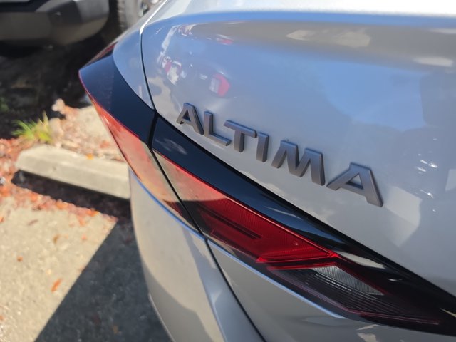Used 2025 Nissan Altima 2.5 SR FWD image 9