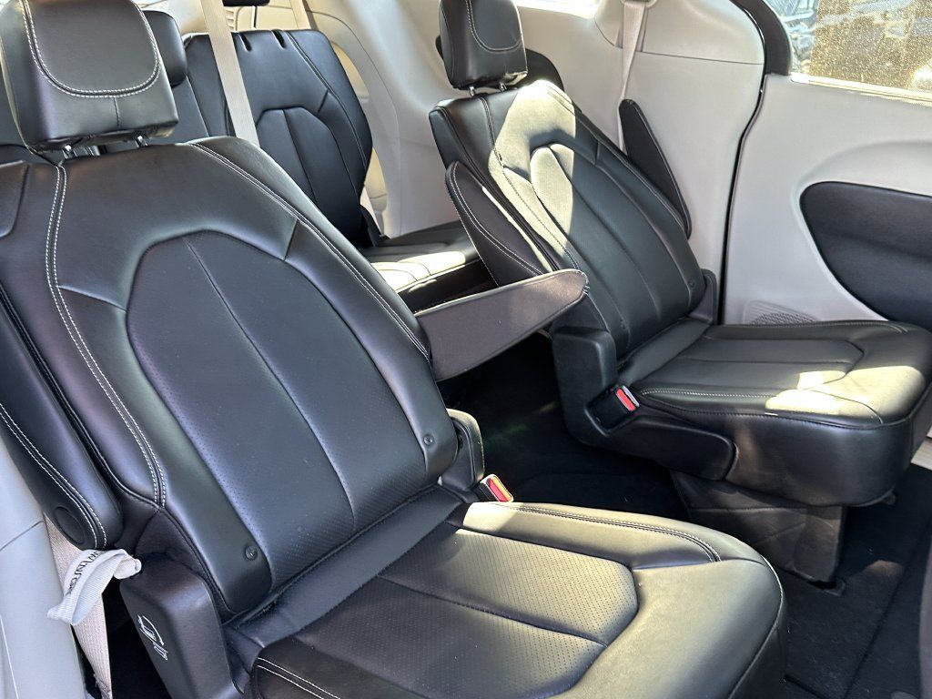 Used 2023 Chrysler Pacifica Touring-L FWD image 18