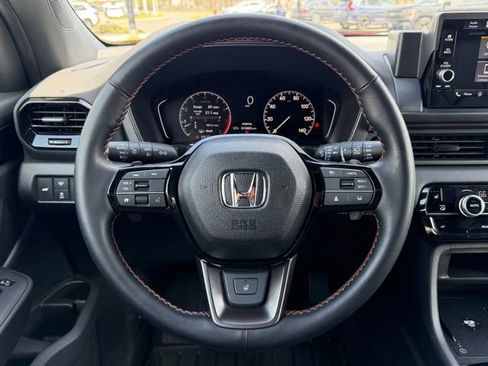 Used 2025 Honda Pilot TrailSport image 12