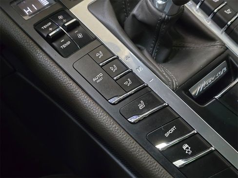 Used 2018 Porsche Macan image 30