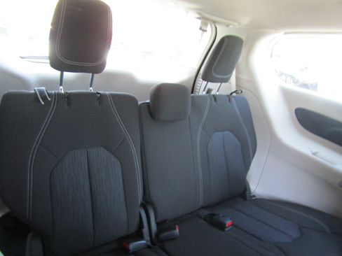 Used 2022 Chrysler Voyager LX image 13