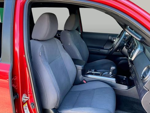 Certified 2018 Toyota Tacoma TRD Off-Road AWD/4WD image 8
