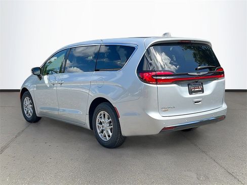 New 2026 Chrysler Pacifica Select image 5
