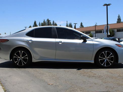 Used 2018 Toyota Camry SE FWD image 40