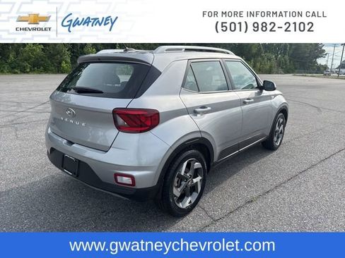 Used 2024 Hyundai Venue SEL FWD image 5