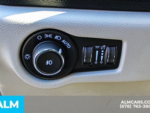 Used 2024 Chrysler Pacifica Select image 34