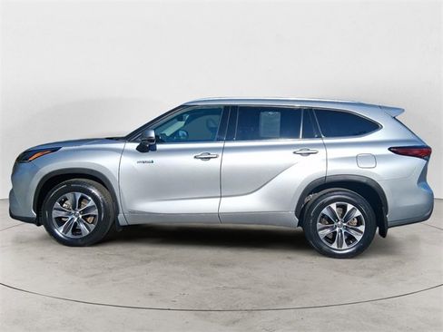 Used 2021 Toyota Highlander XLE image 2