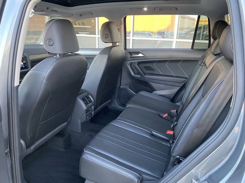 Used 2023 Volkswagen Tiguan SE w/ Panoramic Sunroof Package image 17