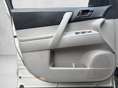 Used 2013 Toyota Highlander FWD image 10