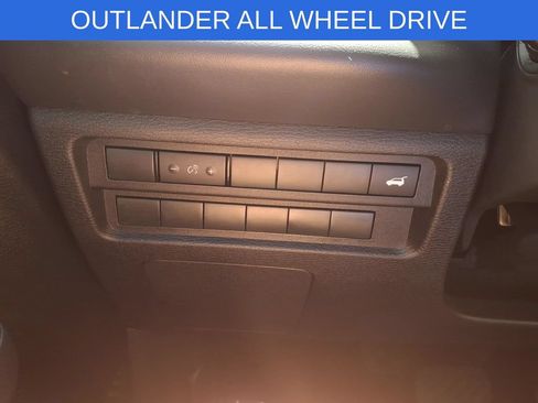 Used 2024 Mitsubishi Outlander AWD image 17