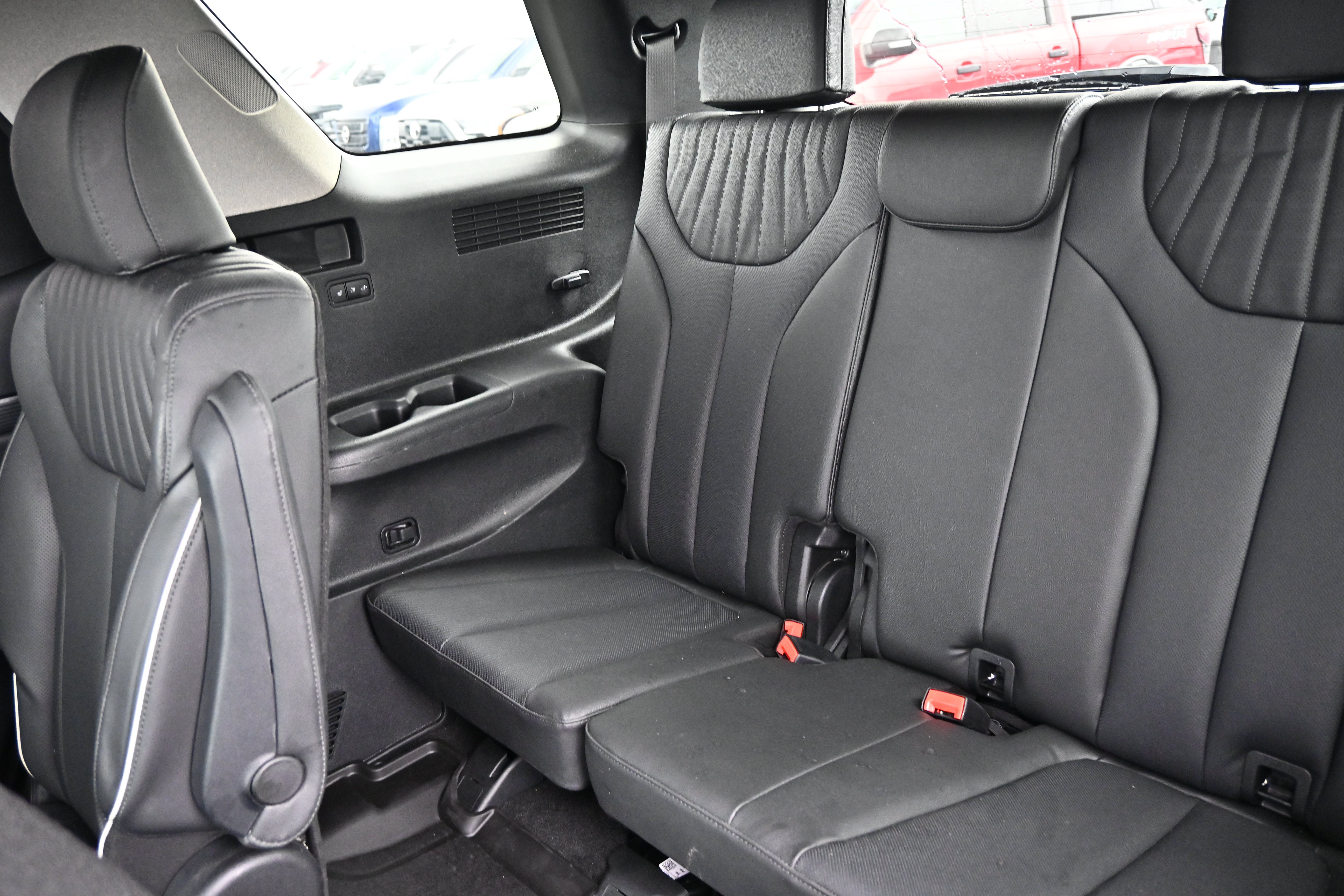 Used 2023 Hyundai Palisade Limited w/ Winter Package AWD/4WD image 18