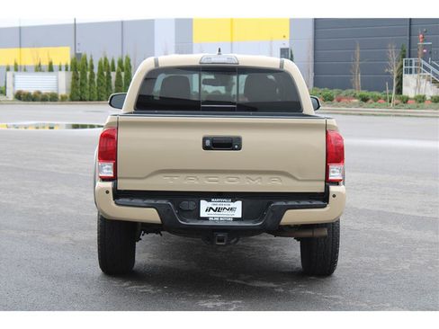 Used 2018 Toyota Tacoma TRD Off-Road w/ Technology Package image 3