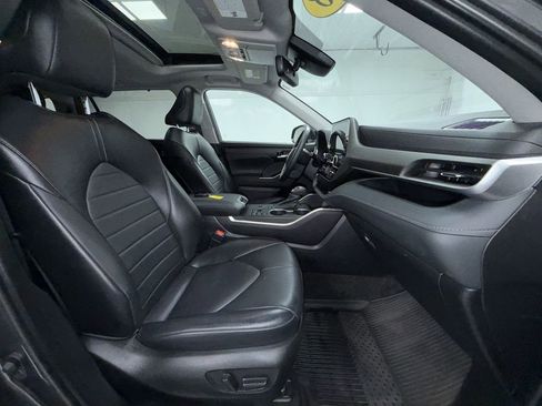 Used 2023 Toyota Highlander XLE image 13