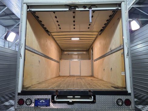 Used 2017 GMC Savana 4500 RWD image 10
