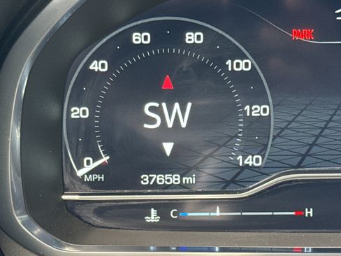 Used 2024 GMC Yukon XL SLT w/ SLT Luxury Package image 23