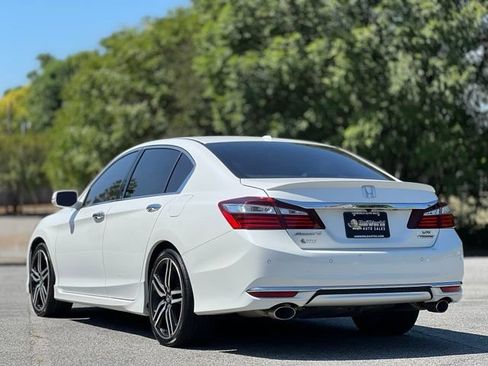 Used 2017 Honda Accord Touring image 7