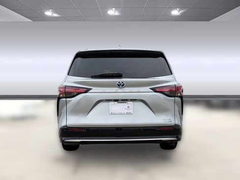 Used 2022 Toyota Sienna Limited image 10