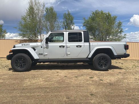 Used 2023 Jeep Gladiator Sport AWD/4WD image 4