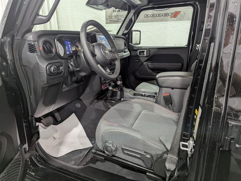Used 2026 Jeep Gladiator Rubicon AWD/4WD image 13