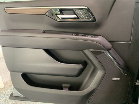 Used 2025 Chevrolet Suburban High Country RWD image 29